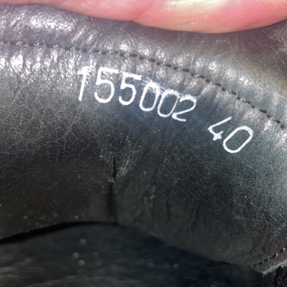 New pair of Guccis don’t even appear like they’ve been worn besides out the stor - Picture 3 of 5